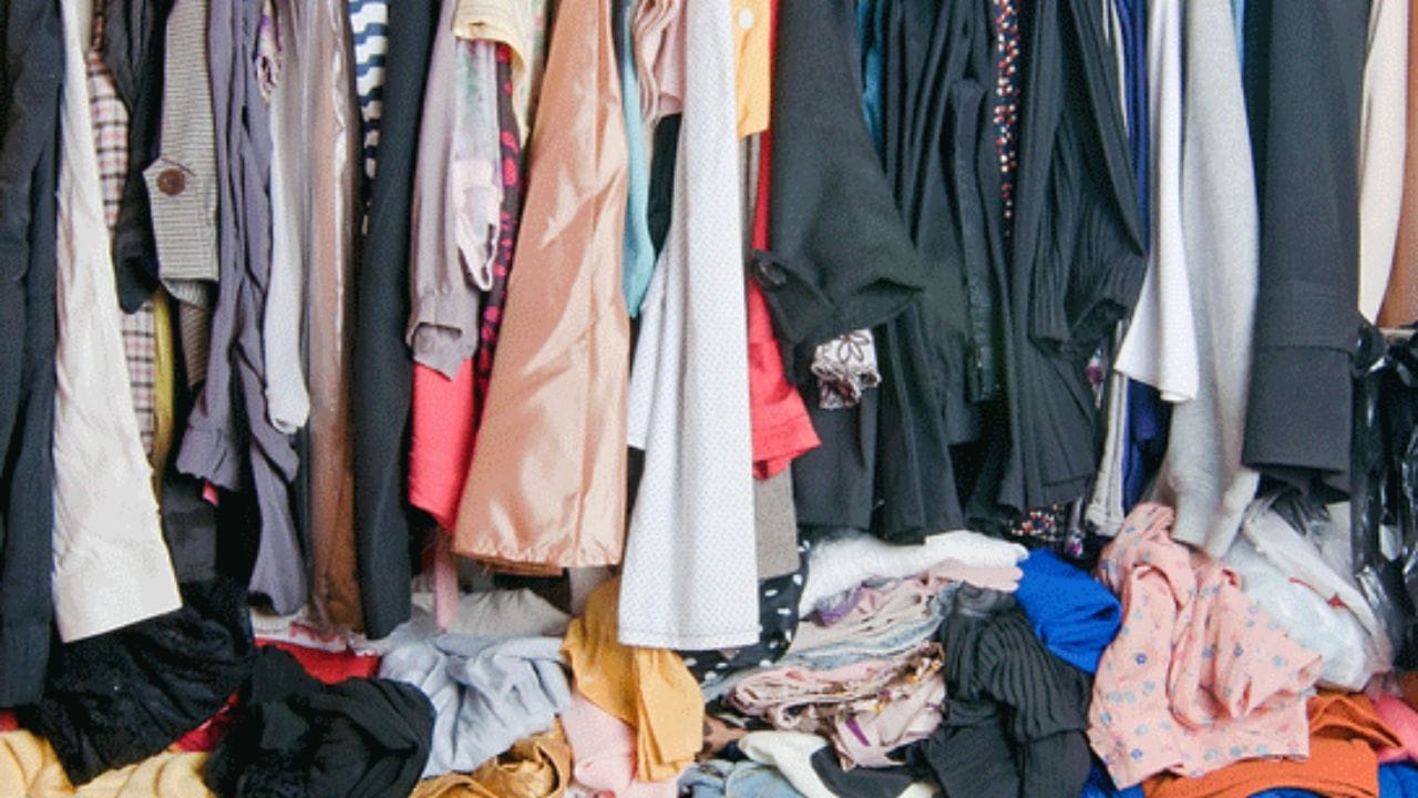 જો કબાટમાં ઘણી બધી વસ્તુઓ રાખવામાં આવી હોય તો તે ઝૂકી થઈ શકે છે અને તેના કારણે વસ્તુઓ કબાટમાંથી બહાર પડી શકે છે. તેથી તમારે તમારા કબાટનું વજન ઓછું કરવું જોઈએ.