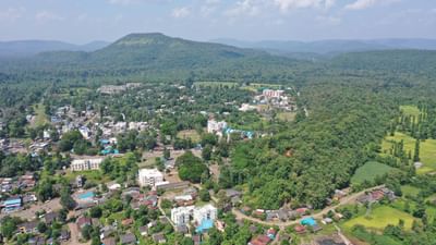 કદાચ બહુ ઓછા જિલ્લાઓ હશે જેમનો પોતાનો ઐતિહાસિક વારસો હશે. રામાયણ કાળ દરમિયાન, ડાંગ "ડાકારણ્ય અથવા દંડક" તરીકે ઓળખાતું હતું અને તેથી જ અહીંની લોકવાયકા રામ અને સીતાની વાર્તાઓથી ભરેલી છે.  અને આજે પણ ડાંગના લોકો એકબીજાને "રામ-રામ" કહીને શુભેચ્છા પાઠવે છે. વ્યક્તિ ગમે તેટલી અજાણી હોય, અહીંના લોકો માટે "રામ-રામ" કહેવું સ્વાભાવિક છે.