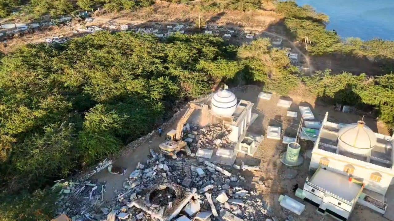 Dwarka : બેટ દ્વારકાના બાલાપરમાં કબ્રસ્તાન પાસે નાના-મોટા 12 ધાર્મિક દબાણો તોડ્યા, જુઓ Video