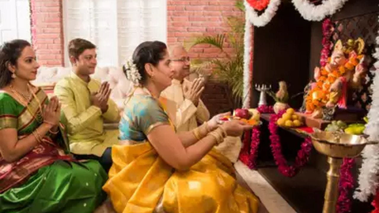 દાદીમા દ્વારા કહેવામાં આવેલી આ વાતો તમને થોડા સમય માટે વિચિત્ર અથવા તો પૌરાણિક પણ લાગશે. પરંતુ તેના કારણો અને તેનાથી થતા નુકસાન વિશે શાસ્ત્રોમાં સમજાવવામાં આવ્યું છે. જો તમે તમારી દાદીમાએ આપેલી સલાહનું પાલન કરશો, તો તમે ખુશ રહેશો અને ભવિષ્યમાં કોઈપણ અશુભ ઘટનાથી બચી શકશો. ચાલો જાણીએ કે આપણે પૂર્વ દિશા તરફ મુખ કરીને પૂજા કેમ કરવી જોઈએ અને તેના ફાયદા શું છે.
