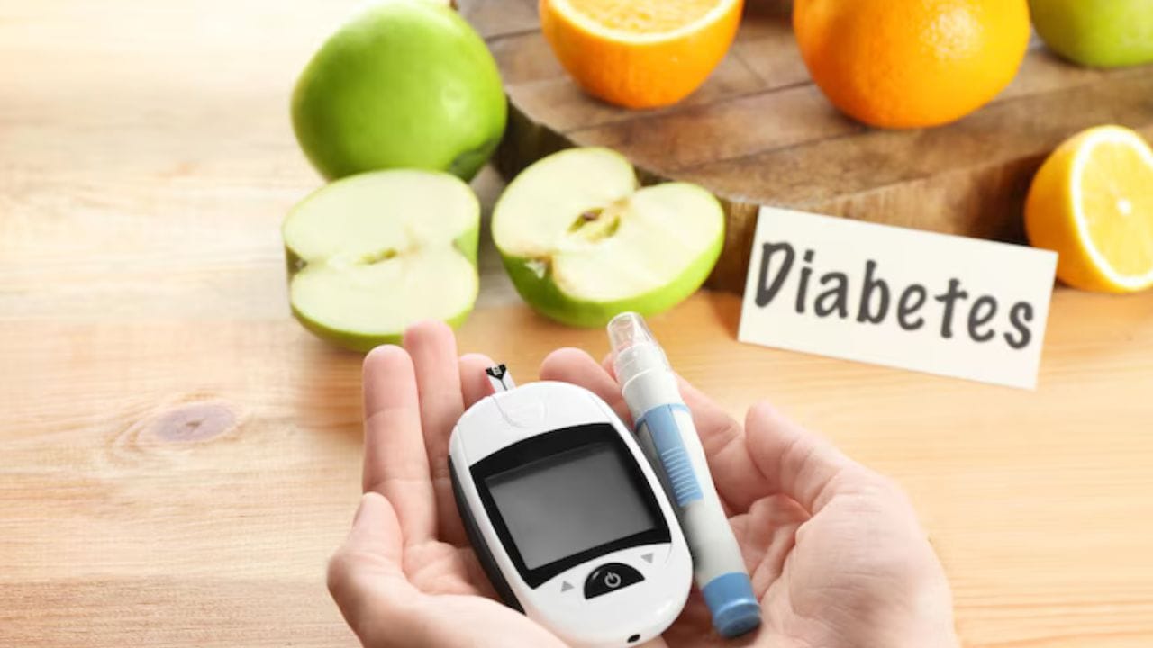 આવી સ્થિતિમાં પ્રશ્ન એ ઊભો થાય કે સવારે શું ખાવું જોઈએ. ડાયાબિટીસના દર્દીઓ સવારે ખાલી પેટે બદામ અથવા બીજ ખાઈ શકે છે. આ સિવાય તમે મખાના પણ ખાઈ શકો છો. જો તમને કંઈક ભારે ખાવાનું મન થાય તો તમે પરાઠા અને દહીં ખાઈ શકો છો.