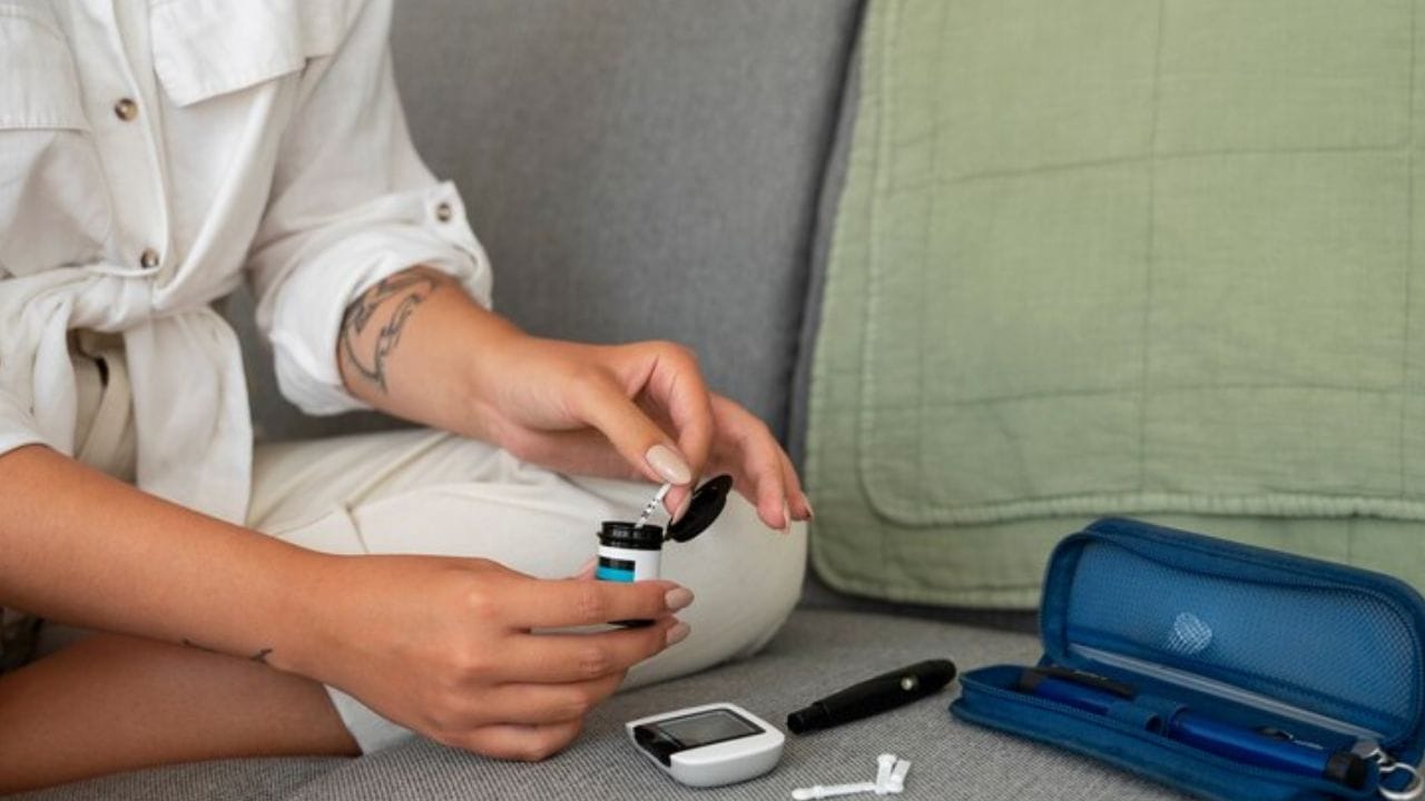 સવારનો સમય ખૂબ જ મહત્વપૂર્ણ છે. આ સમયે ખાવાની આદતોમાં કોઈપણ ભૂલ તમારા સુગર લેવલને અચાનક વધારી શકે છે. ત્યારે એ જાણી લઈએ કે સવારે શું ન ખાવું જોઈએ.