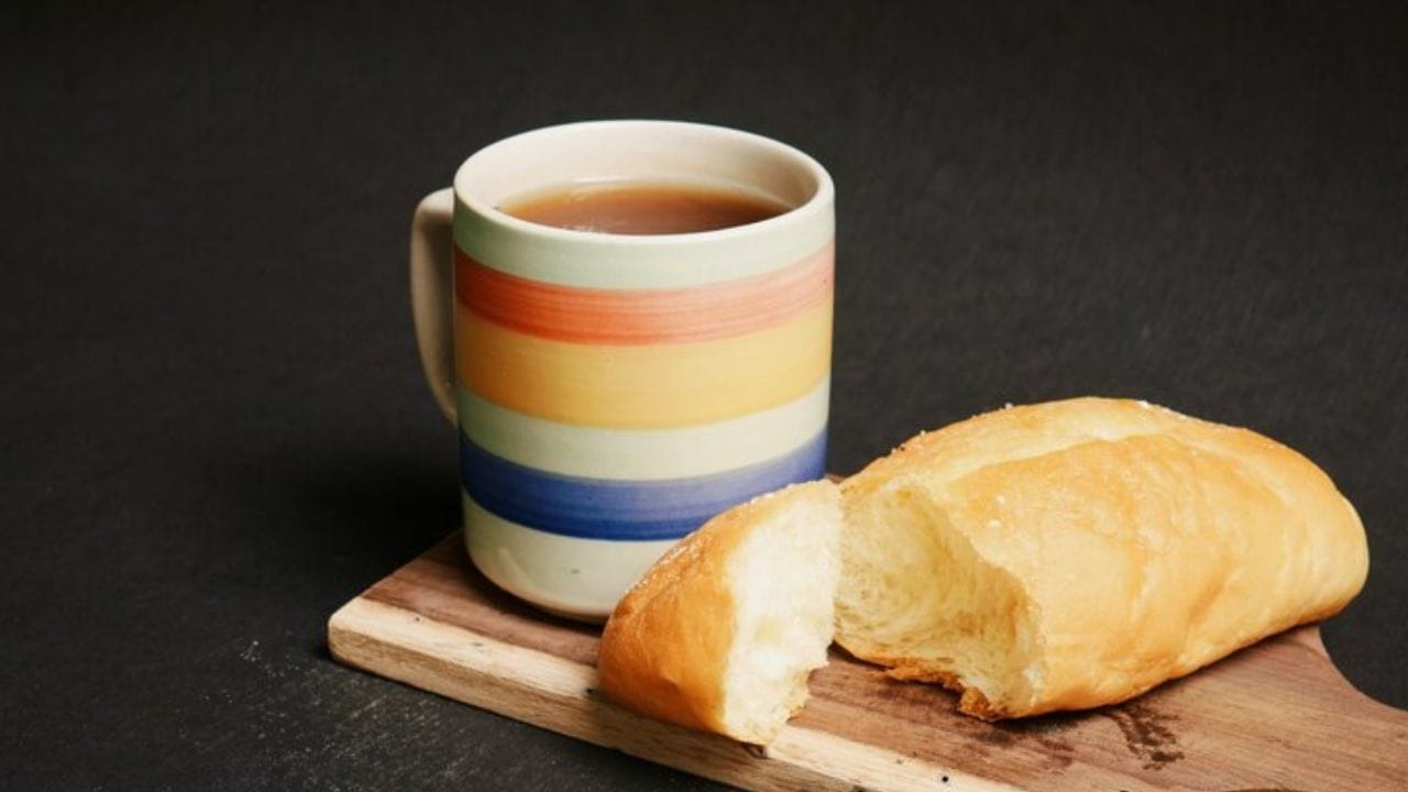 મોટાભાગના લોકો પોતાના દિવસની શરૂઆત ચા અને બ્રેડથી કરે છે. સફેદ બ્રેડનો ગ્લાયકેમિક ઇન્ડેક્સ ખૂબ ઊંચો હોય છે. સવારે ખાલી પેટ ચા અને બ્રેડ ખાવાથી તમારું સુગર લેવલ અચાનક વધી શકે છે.