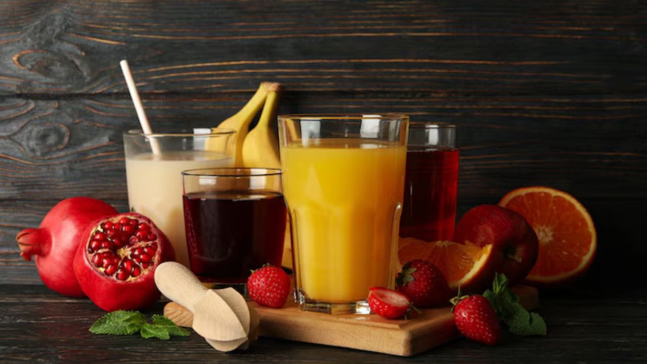 ફળોનો રસ સ્વાસ્થ્યપ્રદ છે, પરંતુ ખાલી પેટે જ્યુસનું સેવન ડાયાબિટીસના દર્દી માટે ખતરનાક બની શકે છે. ખાલી પેટે જ્યુસ પીવાથી અચાનક શુગર લેવલ વધી જાય છે.