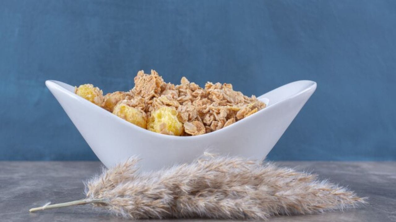 સવારે કોર્ન ફ્લેક્સ અને મુસલીનું સેવન ન કરવું જોઈએ. બજારમાં ઉપલબ્ધ આ કોર્ન ફ્લેક્સ અને મુસલીમાં સુગર વધુ હોય છે, જેના કારણે તમારું સુગર લેવલ વધી શકે છે.