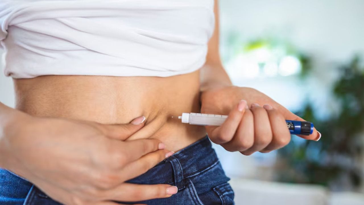 ડાયાબિટીસના દર્દી માટે શરીરનું સુગરનું લેવલ નિયંત્રણમાં રાખવું ખૂબ જ જરૂરી છે. સુગર લેવલને નિયંત્રણમાં રાખવા માટે ડાયાબિટીસના દર્દીઓ ડાયટથી લઈને દવા બધું જ કરે છે.દવાઓ લેવા ઉપરાંત જો ડાયાબિટીસના દર્દીઓ તેમના ખાવા-પીવાની આદતોમાં ભૂલો કરે છે, તો તેમનું સુગરનું લેવલ ઝડપથી વધશે. તો થોડા સમય પછી દવા પણ બિનઅસરકારક બની શકે છે.