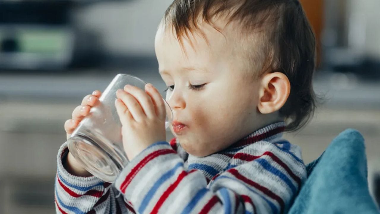 કારણ કે તે શરીરમાં પાણી અને ઇલેક્ટ્રોલાઇટની ઉણપને પૂર્ણ કરે છે. આનાથી શરીરમાં ડિહાઇડ્રેશન થતું નથી. આ દ્રાવણ પીધા પછી તે થોડીવારમાં કામ કરવાનું શરૂ કરે છે. આ દ્રાવણ આંતરડાને સોડિયમ, ગ્લુકોઝ અને પાણી શોષવામાં મદદ કરે છે. આ દ્રાવણ પીવાથી શરીર હાઇડ્રેટેડ રહે છે. જો યોગ્ય સમયે તેની સારવાર ન કરવામાં આવે તો બાળકોનું મૃત્યુ પણ થઈ શકે છે.