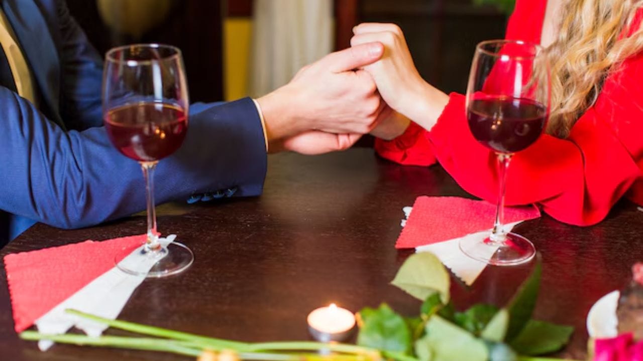 વેલેન્ટાઈન ડે પર તમે શાનદાર રોમેન્ટિક ડિનરનો પ્લાન કરી શકો છો. કોઈ થીમ પર જાતે જમવાનું બનાવીને સપ્રાઈઝ આપી શકો છો. 