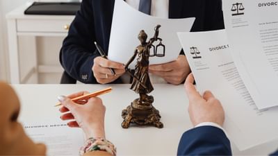 હિન્દુ મેરેજ એક્ટ 1955 મુજબ આ કાયદો હિંદુ, જૈન, બૈદ્ધ અને શિખ ધર્મના અનુયાયીઓને લાગુ પડે છે. આ હેઠળ છૂટાછેડા બે રીતે થઈ શકે છે, એક (Mutual Consent Divorce) અને બીજું છે (Contested Divorce) તો આના વિશે આપણે વિસ્તારથી વાત કરીએ.