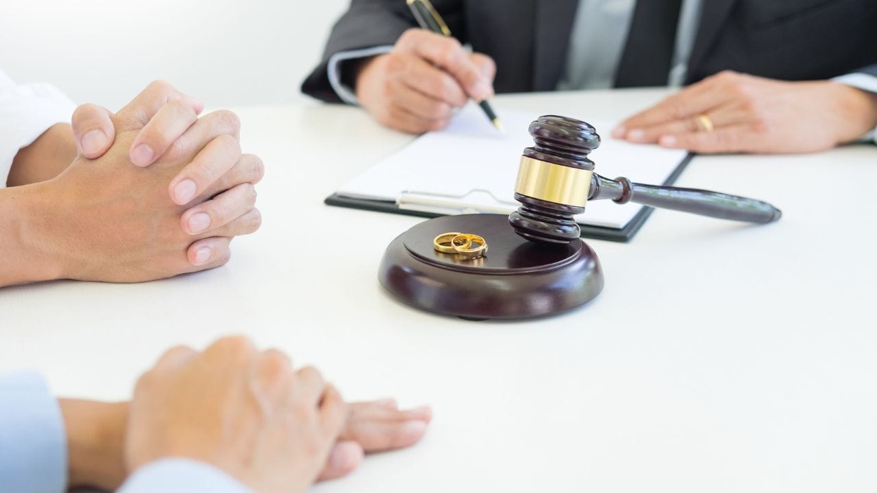 એકપક્ષીય છૂટાછેડામાં જો કોઈ એક પક્ષ છૂટાછેડા માંગે છે પરંતુ બીજો પક્ષ તૈયાર નથી. તો કેટલાક કાનૂની આધારો પર છૂટાછેડા માંગી શકાય છે, કલમ 13ના છૂટાછેડા કલમ 13 હેઠળ છૂટાછેડા માટેના કારણો, વ્યભિચાર,ક્રૂરતા, પરિત્યાગ, ધર્મ પરિવર્તન,માનસિક વિકાર, સંક્રામક રોગ, સંન્યાસ વગેરે. હવે આપણે મહિલાઓના વિશેષ અધિકારો વિશે વાત કરીએ તો પતિ બીજી પત્ની સાથે રહેતો હોય.