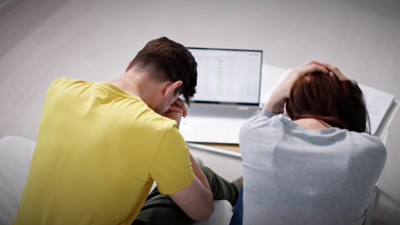 Special Marriage Act, 1954 આ કાયદો એવા લોકોને લાગુ પડે છે જેઓ આંતર-ધાર્મિક લગ્ન કરે છે અથવા તેમના અંગત કાયદાની બહાર લગ્ન કરવા માંગે છે. આ હેઠળ પણ, છૂટાછેડા માટેના આધારો એટલે કે પરસ્પર સંમતિથી અથવા એકપક્ષીય રીતે હિન્દુ લગ્ન કાયદા હેઠળ સમાન છે.