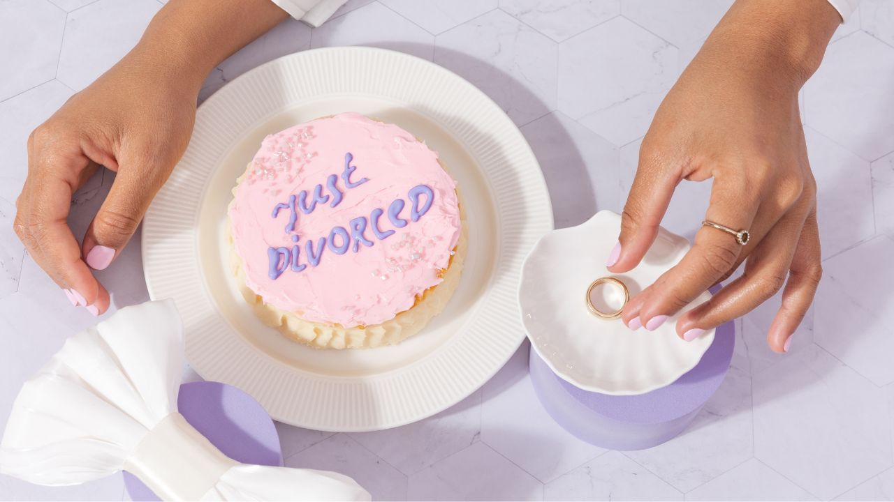 બંન્નેનો નિર્ણય હોવો જોઈએ કે, બંન્ને સાથે રહી શકશે નહિ. ફેમિલી કોર્ટમાં સંયુક્ત અરજી દાખલ કરવામાં આવે છે. અરજી દાખલ કર્યા બાદ કોર્ટ 6 મહિનાનો કૂર્લિંગ ઓફ પીરિયડ આપે છે. ત્યારબાદ બંન્ને છૂટાછેડા માટે તૈયાર હોય તો છૂટાછેડા મંજૂર કરવામાં આવે છે.