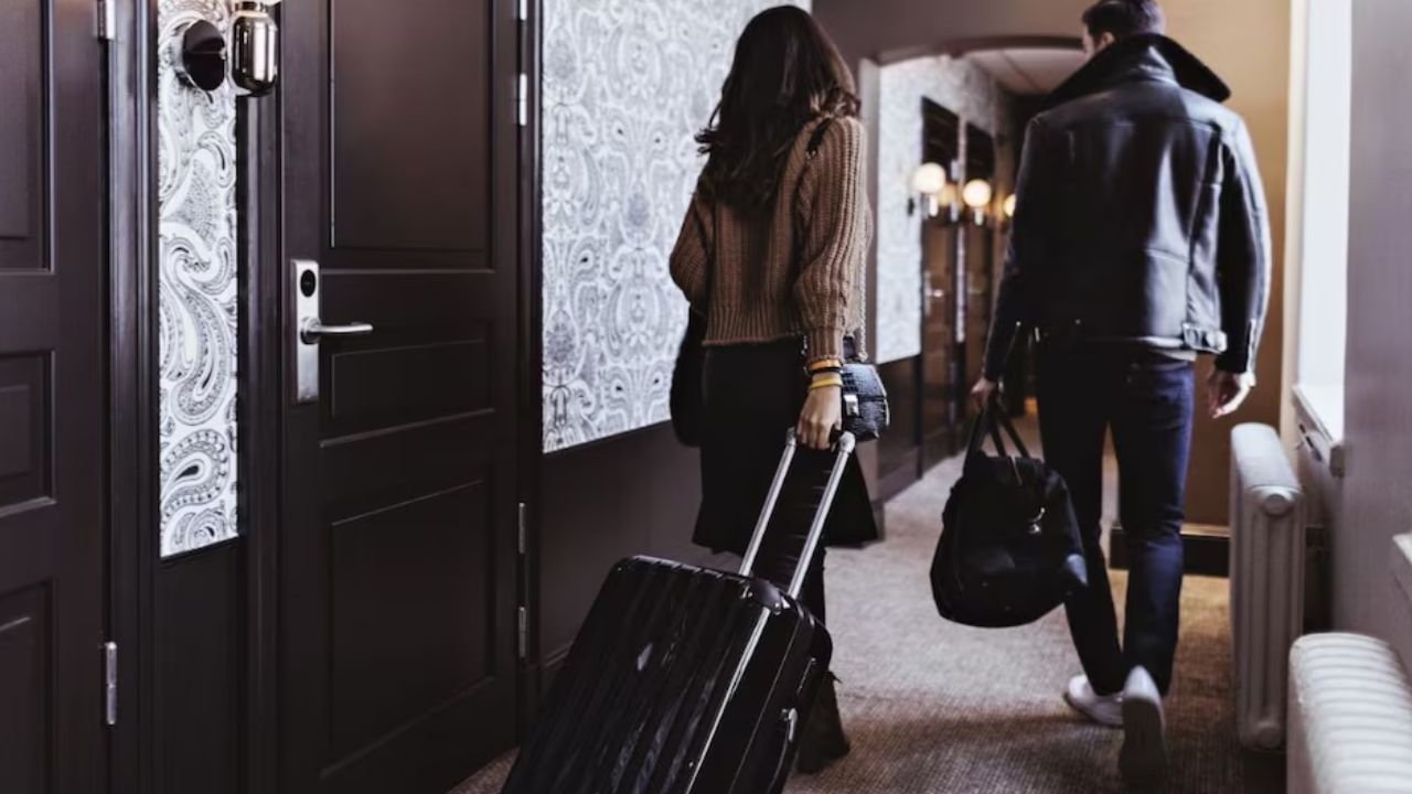 આ હોટેલ નેધરલેન્ડના હાર્લેમ શહેરમાં આવેલી છે. તેને 'ધ સેપરેશન ઇન' તરીકે પણ ઓળખવામાં આવે છે. આ હોટલે નેધરલેન્ડ્સમાં પહેલેથી જ હલચલ મચાવી દીધી છે. અત્યાર સુધીમાં 17 યુગલોએ તેનો ઉપયોગ કર્યો છે, જેમાંથી 16 યુગલોએ ખુશીથી છૂટાછેડાના કાગળો પર સહી કરી છે. 