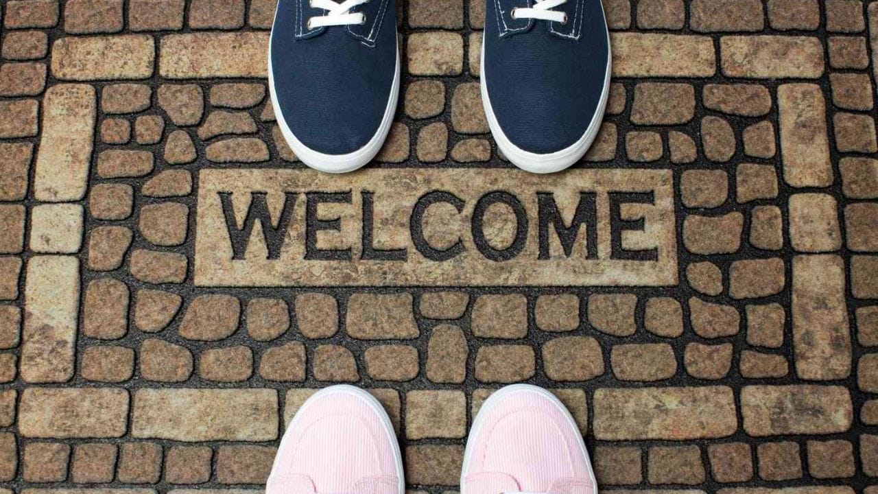 વાસ્તુ સાથે સંબંધિત ઘણા નિયમોમાંથી એક ઘરનો મુખ્ય દરવાજો છે. શાસ્ત્રોમાં પણ મુખ્ય દરવાજા અંગે ઘણા નિયમોનો ઉલ્લેખ કરવામાં આવ્યો છે. એવું માનવામાં આવે છે કે ઘરની પોઝિટિવિટી અને સમૃદ્ધિ મુખ્ય દરવાજા સાથે જોડાયેલી છે. મુખ્ય દરવાજામાં દેવી લક્ષ્મીનો પણ વાસ છે તેથી મુખ્ય દરવાજાને ક્યારેય ગંદો ન રાખવો જોઈએ. વાસ્તુશાસ્ત્ર અનુસાર મુખ્ય પ્રવેશદ્વાર પર જૂતા અને ચંપલનો ઢગલો ન હોવો જોઈએ. ન તો દરવાજા પાસે જૂતા અને ચંપલ કાઢવા જોઈએ. 
