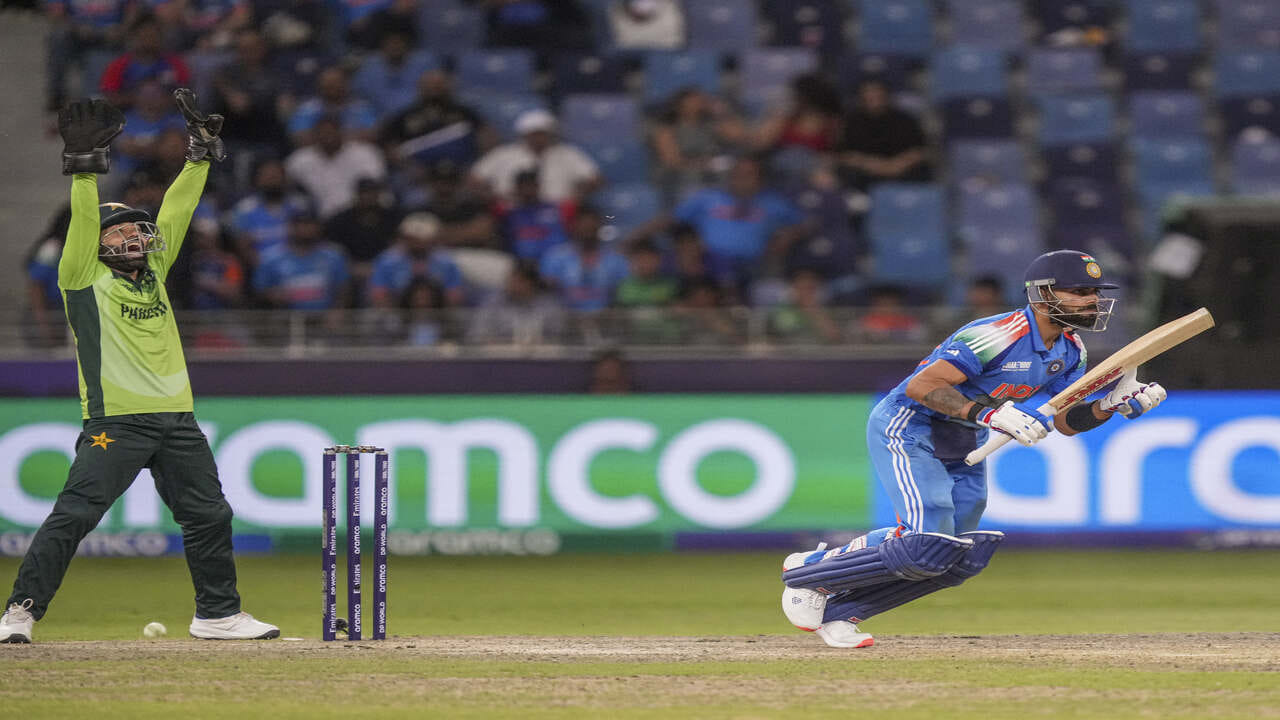 આ માટે ચાલો તમને સંપૂર્ણ સમીકરણ સમજાવીએ. પહેલા પોઈન્ટ ટેબલની વાર્તા સમજો. સતત 2 જીત સાથે ટીમ ઈન્ડિયા 4 પોઈન્ટ સાથે પ્રથમ સ્થાને છે જ્યારે ન્યુઝીલેન્ડ 2 પોઈન્ટ સાથે બીજા સ્થાને છે. બાંગ્લાદેશ ત્રીજા સ્થાને અને પાકિસ્તાન ચોથા સ્થાને છે. બંને ટીમોના ખાતા પણ ખોલવામાં આવ્યા નથી.
