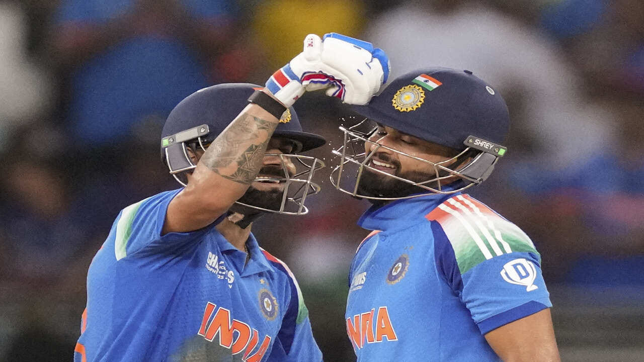 જો ટીમ ઈન્ડિયા છેલ્લી મેચમાં ન્યૂઝીલેન્ડ સામે મોટા અંતરથી હારે છે તો ભારતીય ટીમનો રન રેટ ઘટી જશે, જ્યારે ન્યૂઝીલેન્ડની સ્થિતિ વધુ સારી થઈ શકે છે. આવી સ્થિતિમાં જો ટીમ ઈન્ડિયા નેટ રન રેટની રેસમાં પાછળ રહી જાય છે તો તે સેમીફાઈનલની રેસમાંથી બહાર થઈ જશે. જો કે, વાત અહીં સુધી નહીં પહોંચે, જો ન્યુઝીલેન્ડ આગામી મેચમાં જ બાંગ્લાદેશને હરાવશે તો ભારત અને ન્યુઝીલેન્ડ સીધા જ સેમિફાઇનલમાં પહોંચી જશે. (તસવીરો સૌજન્ય-PTI)

