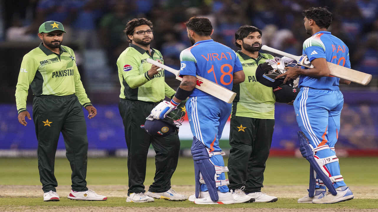 8 ટીમોવાળી આ ચેમ્પિયન્સ ટ્રોફીની ટૂર્નામેન્ટનું ફોર્મેટ એવું છે કે, સતત 2 જોરદાર જીત નોંધાવવા છતાં ટીમ ઈન્ડિયા ટૂર્નામેન્ટમાંથી બહાર થઈ શકે છે. તાર્કિક રીતે કહીએ તો, આ બનવાની લગભગ કોઈ શક્યતા નથી, પરંતુ પોઈન્ટ ટેબલનું ગણિત અને સમીકરણો એવા છે કે આવુ પણ થઈ શકે છે. 
