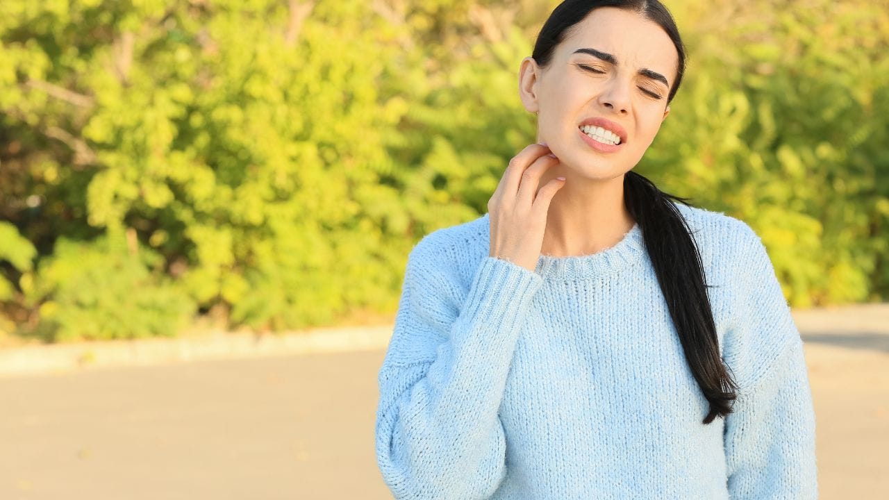 લીવરની સમસ્યાઓને કારણે, ઝેરી પદાર્થો યોગ્ય રીતે ફિલ્ટર થઈ શકતા નથી. આના કારણે ત્વચા પર ખંજવાળ અને ફોલ્લીઓ થઈ શકે છે. (નોંધ : અહીં અપવામાં આવેલી માહિતી ફક્ત આપની જાણકારી માટે છે. )