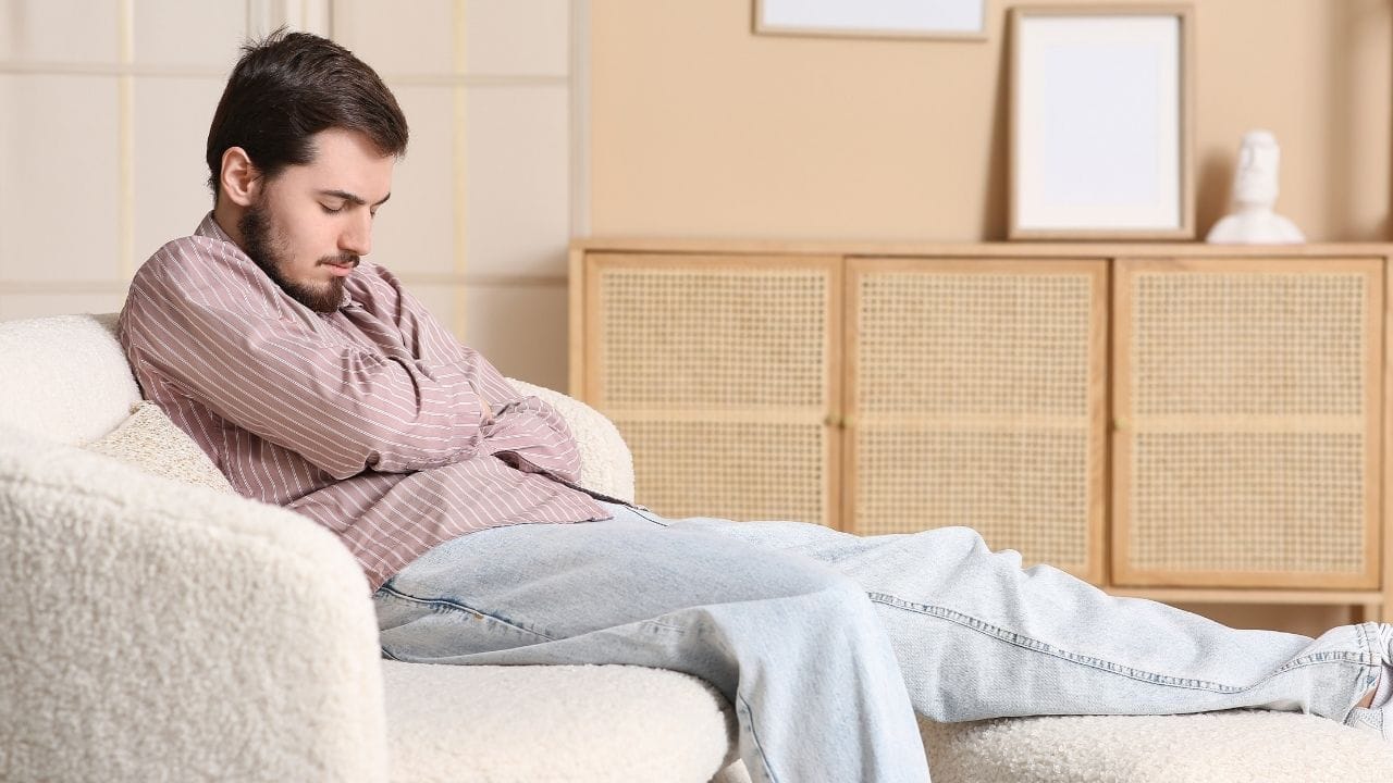 જ્યારે લીવર યોગ્ય રીતે કામ કરતું નથી, ત્યારે શરીરમાં ઝેરી પદાર્થો એકઠા થવા લાગે છે. આના કારણે વ્યક્તિ થાક અને નબળાઈ અનુભવે છે.