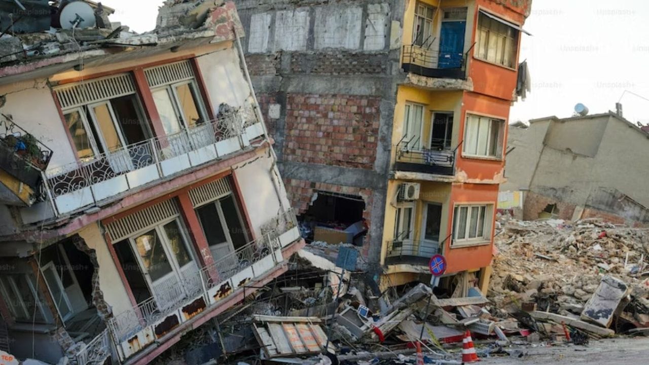 પહેલી માન્યતા : પૌરાણિક કથાઓ અનુસાર શેષનાગ પૃથ્વીનો સંપૂર્ણ ભાર ઉઠાવે છે. એવું કહેવાય છે કે ભગવાન વિષ્ણુ જ્યા આરામ કરે છે તે ભાગ શેષનાગના માથા પર પૃથ્વી પર રહેલો છે. માન્યતાઓ અનુસાર જ્યારે પણ શેષનાગ પડખું ફરે છે, ત્યારે ધરતી ભૂકંપથી ધ્રુજે છે.