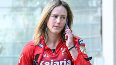 એલિસ પેરી સ્ટાર ઓસ્ટ્રેલિયન ઓલરાઉન્ડર છે. દુનિયા તેની રમત અને સુંદરતા માટે પાગલ છે. રોયલ ચેલેન્જર્સ બેંગલુરુ તરફથી રમતી એલિસ પેરી માત્ર WPL જ નહીં પરંતુ વિશ્વની સૌથી ધનિક ક્રિકેટર છે. એલિસ પેરીની કુલ સંપત્તિ 14 મિલિયન (લગભગ 121 કરોડ રૂપિયા) છે.