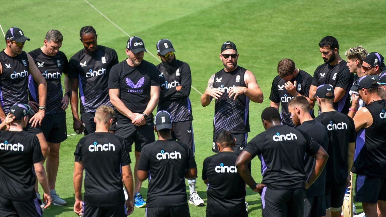 જોકે, ઈંગ્લેન્ડની ODI અને T20 ટીમમાં બહુ ફરક નથી. બેન ડકેટ અને ફિલ સોલ્ટને ઓપનર તરીકે પસંદ કરવામાં આવ્યા છે. હેરી બ્રુક અને લિયામ લિવિંગસ્ટોનને પણ ટીમમાં પસંદ કરવામાં આવ્યા છે.