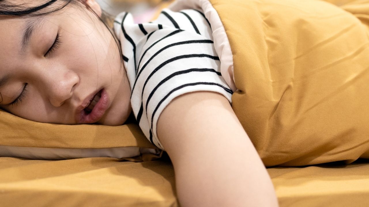 જો કોઈ વ્યક્તિને સાઇનસ હોય, તો તેના કારણે, મોંમાં લાળ એકઠી થવા લાગે છે અને બહાર નીકળે છે. અહેવાલો અનુસાર, પેટમાં ગેસ બનવાને કારણે, શરીરમાં એસોફાગોસલાઇવરી વધવા લાગે છે, જેના કારણે મોંમાં લાળ બને છે. જેના કારણે લાળ ટપકવા લાગે છે.