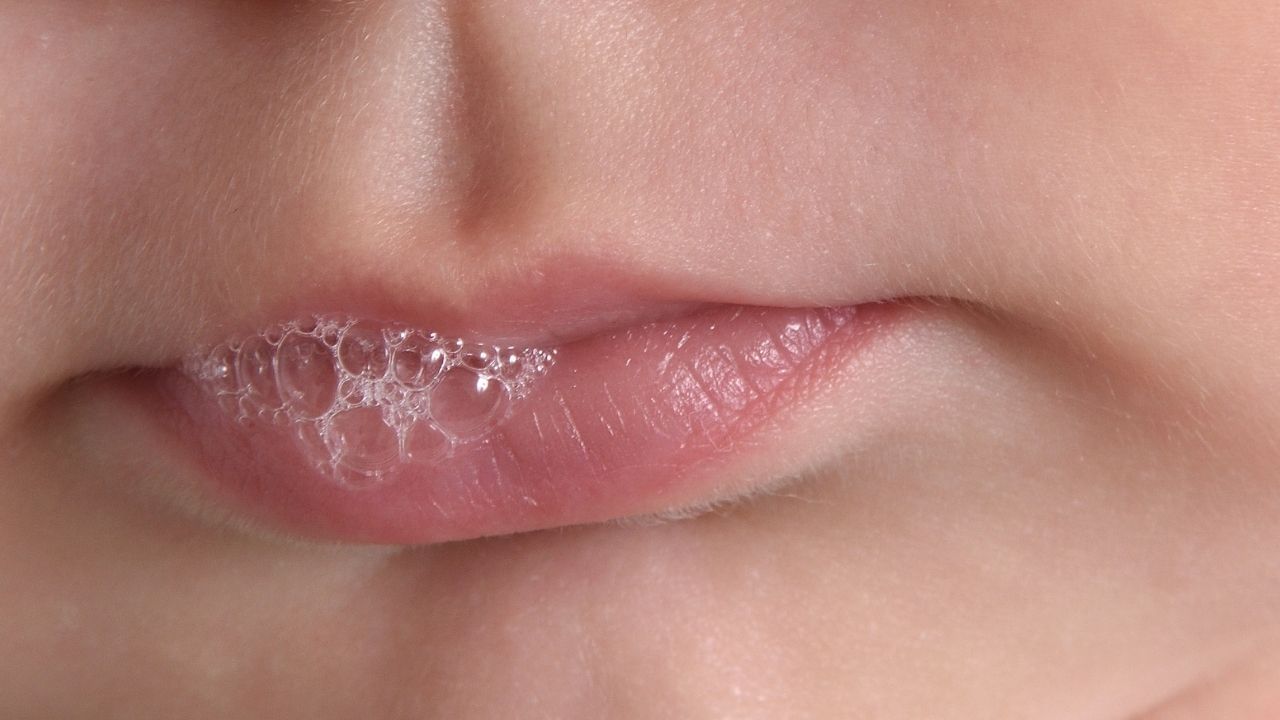 મોંમાંથી લાળ આવવાનું કારણ એલર્જી પણ હોઈ શકે છે. જેના કારણે લાળ ગ્રંથીઓ શરીરમાંથી ઝેરી પદાર્થો દૂર કરવામાં વધુ સક્રિય બને છે.