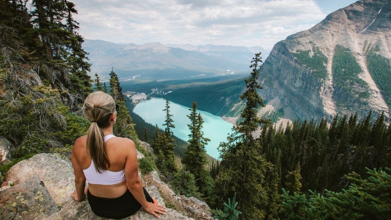 બેન્ફ નેશનલ પાર્ક અને બરફથી ઢંકાયેલ શિખરો છે. તેનું વિશાળ જંગલ ટુરિસ્ટ, વન્યજીવન ઉત્સાહીઓ અને ફોટોગ્રાફરો માટે સ્વર્ગ છે.