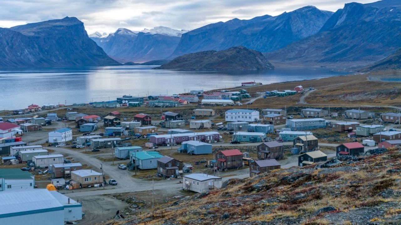 ઔયુઇટુક રાષ્ટ્રીય ઉદ્યાન : આર્કટિકમાં આવેલું ઔયુઇટુક હિમનદીઓ, વિશાળ શિખરોથી ભરેલું છે. આ વિસ્તાર લેન્ડસ્કેપ્સ શોધતા પ્રવાસીઓ માટે સ્વર્ગ છે.