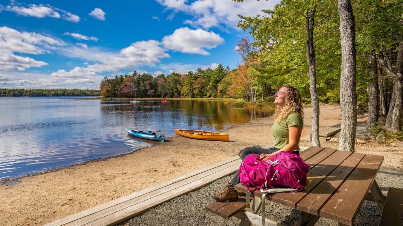 કેજીમકુજિક રાષ્ટ્રીય ઉદ્યાન : નોવા સ્કોટીયામાં આવેલું કેજીમકુજિક સુંદર તળાવો અને જંગલોનું સંપૂર્ણ મિશ્રણ છે. તે પ્રકૃતિની વચ્ચે શાંતિપૂર્ણ એકાંત પ્રદાન કરે છે. તે કેનોઇંગ, હાઇકિંગ અને સ્વદેશી ઇતિહાસની શોધખોળ માટે સ્વર્ગ છે.