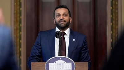 કાશ પટેલના પરિવારમાં કોણ કોણ છે? કશ્યપ પ્રમોદ પટેલ ઉર્ફે કાશ પટેલનો જન્મ 25 ફેબ્રુઆરી 1980ના રોજ ગાર્ડન સિટી ન્યુ યોર્કમાં થયો હતો. તેમના માતાપિતા, રમન ભાઈ (કાશ પટેલ પિતા) અને અંજના પટેલ (કાશ પટેલ માતા), મૂળ ભારતના ગુજરાત રાજ્યના આણંદ જિલ્લાના ભાદરણ ગામના વતની છે.