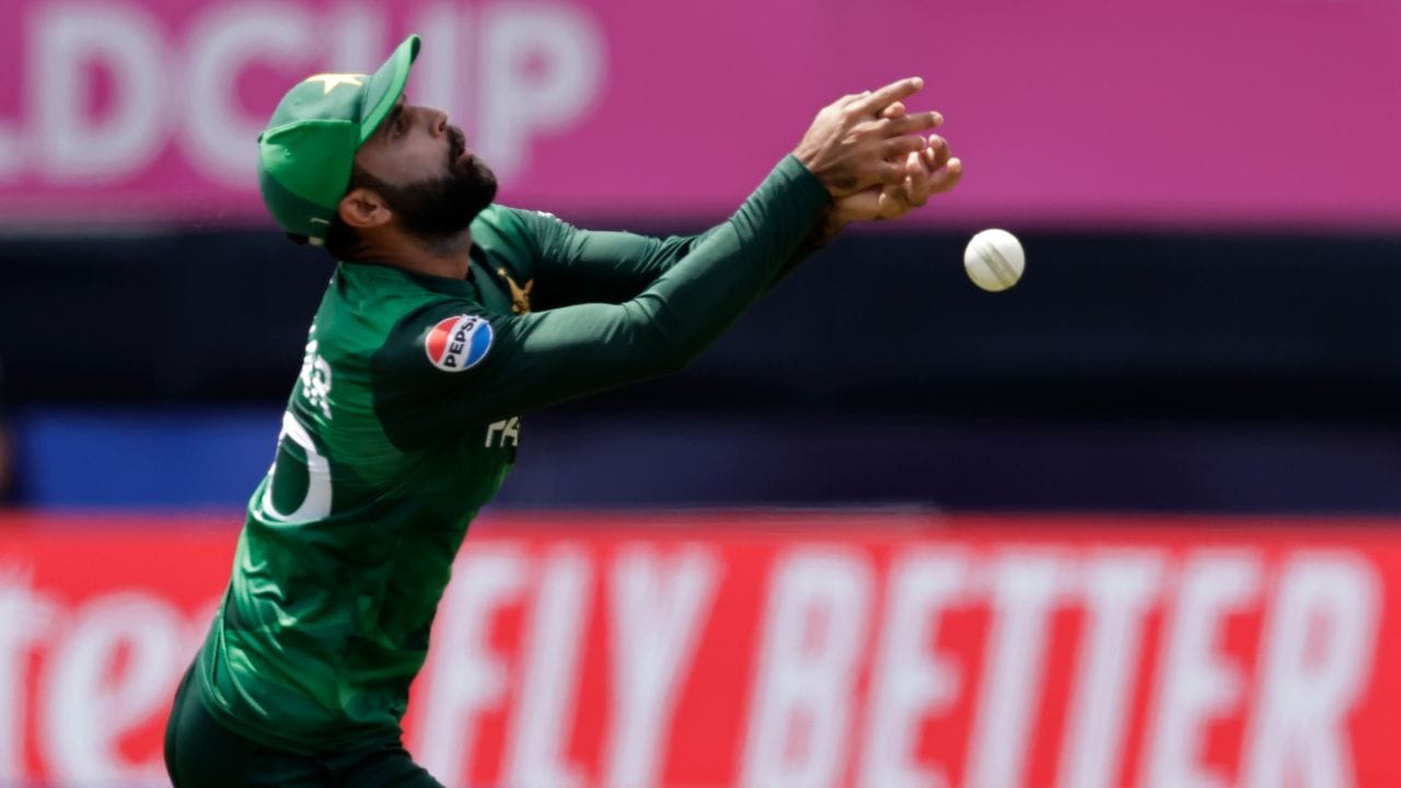 29 વર્ષ પછી પહેલીવાર ઘરઆંગણે ICC ટુર્નામેન્ટનું આયોજન કરી રહેલા પાકિસ્તાન પાસેથી મજબૂત પ્રદર્શનની અપેક્ષા રાખવામાં આવી હતી પરંતુ મોહમ્મદ રિઝવાનની આગેવાની હેઠળની ટીમે તેના ચાહકોને ખૂબ જ નિરાશ કર્યા. ટુર્નામેન્ટની પહેલી મેચમાં ન્યુઝીલેન્ડ સામે અને પછી બીજી મેચમાં ભારત સામે હાર સાથે, પાકિસ્તાન ટુર્નામેન્ટના પહેલા રાઉન્ડમાંથી બહાર થઈ ગયું. ત્યારથી ભૂતપૂર્વ ક્રિકેટરો અને મીડિયા ઉપરાંત, ચાહકો પણ ટીમમાં ફેરફારની માંગ કરી રહ્યા છે.