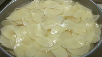 ઘરે બટાકામાંથી આરા લોટ બનાવવા માટે સૌથી પહેલા બટેકાને સ્વચ્છ પાણીમાં ધોઈને સાફ કરી લો. ત્યારબાદ બટાકાને કાપીને પાણીમાં પલાળી રાખો. 