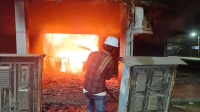 Kutch : ગાંધીધામમાં ઈ-બાઈકના શો રુમમાં લાગી ભીષણ આગ, જુઓ Video