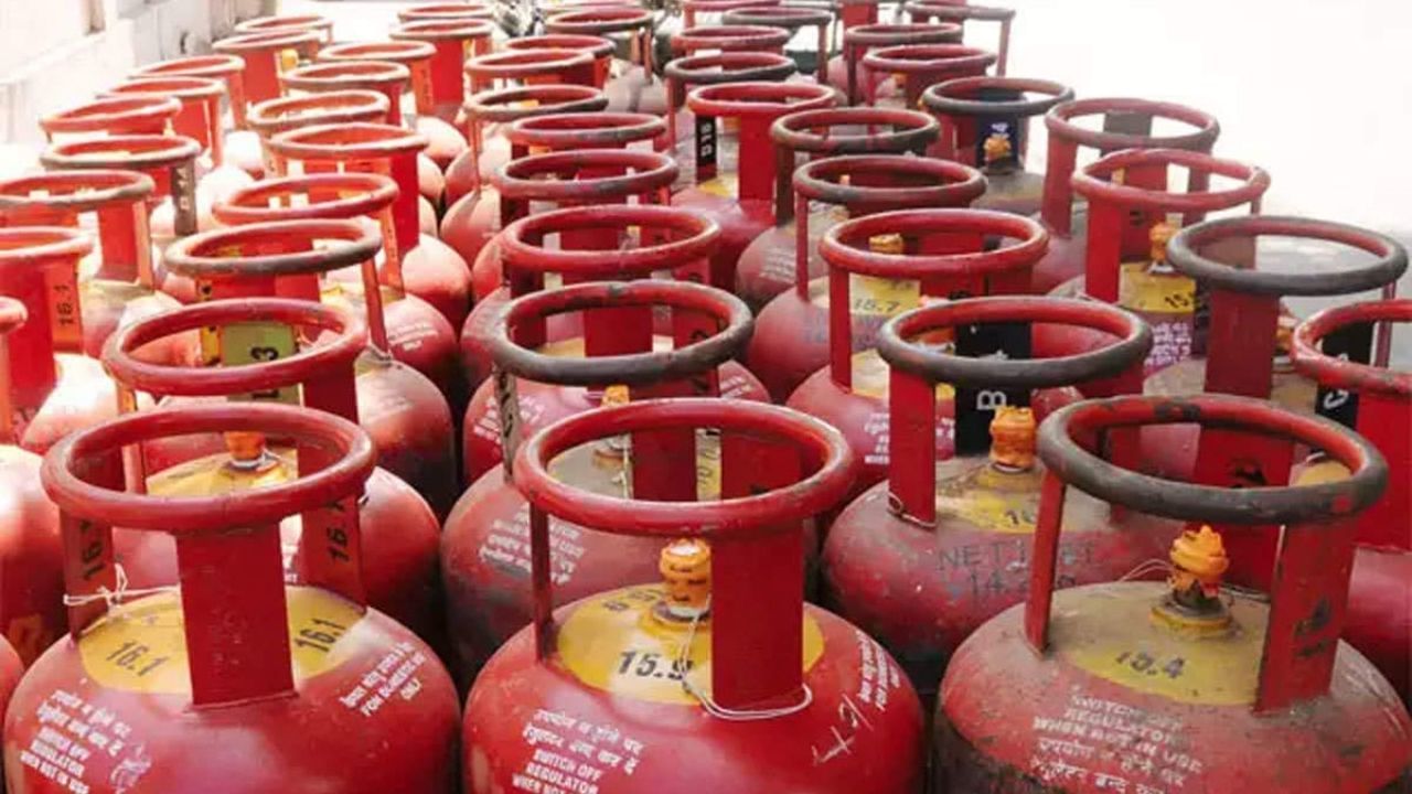 પ્રશ્નોત્તરી સત્ર દરમિયાન કોંગ્રેસના નેતા અમિત ચાવડાએ સરકારને પ્રશ્ન કર્યો કે અન્ય ભાજપ શાસિત રાજ્યોમાં ગેસ સિલિન્ડર 500 રૂપિયામાં આપવામાં આવી રહ્યો છે, તો ગુજરાતમાં પણ તે જ યોજનાનો અમલ કરવામાં આવશે કે નહીં?