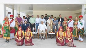 રાષ્ટ્રીય પરેડમાં વિજેતા થયેલ ગુજરાત ટેબ્લોના કલાકારો CMને મળ્યા