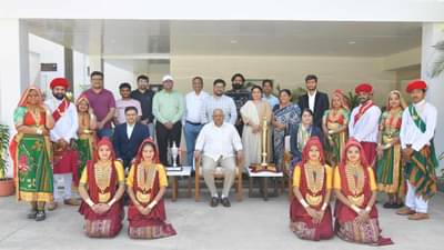 પ્રજાસત્તાક પર્વની રાષ્ટ્રીય પરેડમાં વિજેતા થયેલ ગુજરાત ટેબ્લોના કલાકારો CM ભૂપેન્દ્ર પટેલને મળ્યા