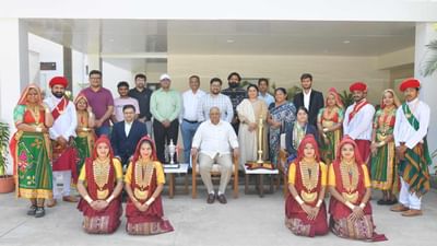 પ્રજાસત્તાક પર્વની રાષ્ટ્રીય પરેડમાં વિજેતા થયેલ ગુજરાત ટેબ્લોના કલાકારો CM ભૂપેન્દ્ર પટેલને મળ્યા