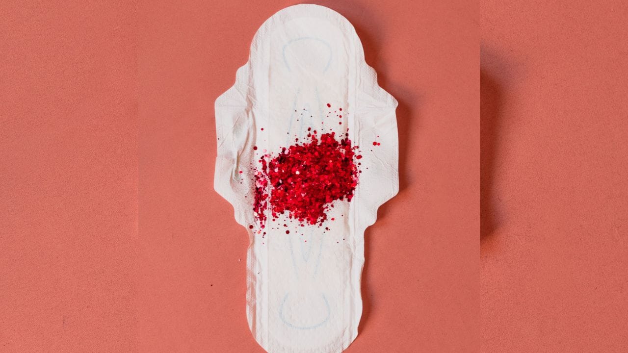  અનિયમિત પીરિયડના સંભવિત કારણો આપણે જોઈએ તો. શરીરમાં એસ્ટ્રોજન, પ્રોજેસ્ટેરોન, થાયરોડ હોર્મોનલ અસંતુલન હોવાના કારણે પીરિયડ અનિયમિત આવી શકે છે.હોર્મોનલ અસંતુલન વિવિધ કારણોસર થઈ શકે છે, જેમ કે તણાવ, વૃદ્ધત્વ અથવા હોર્મોનલ ડિસઓર્ડર.