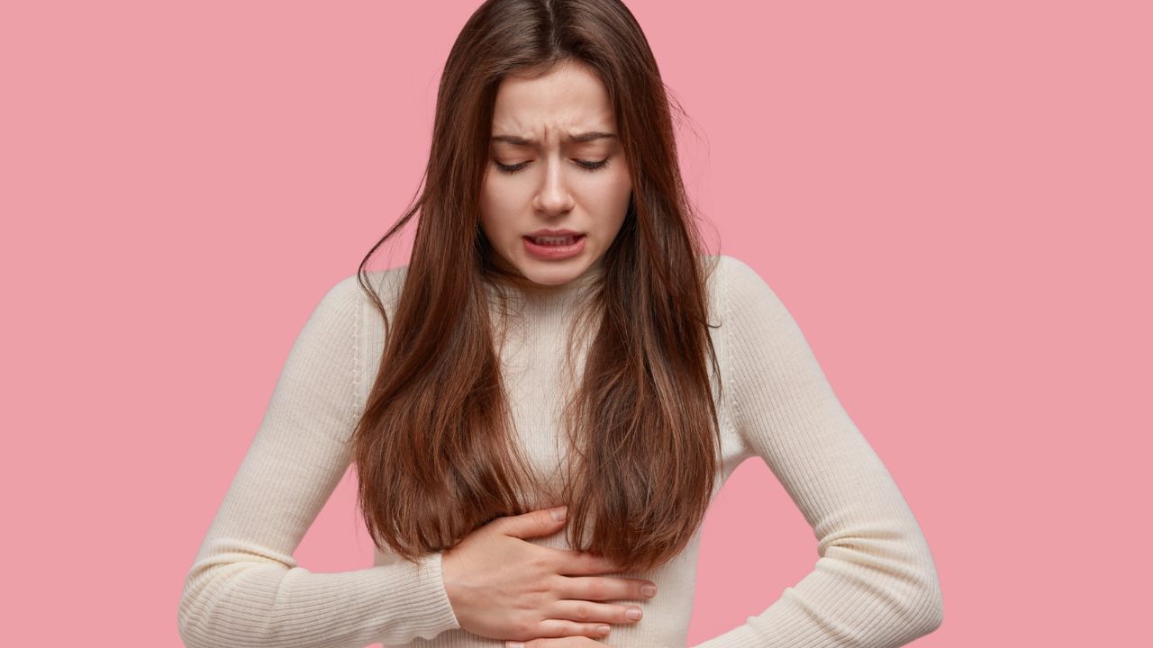 અનિયમિત પીરિયડના લક્ષણો જોઈએ તો. પીરિયડનો સમય દર મહિને અલગ અલગ હોય કે પછી ક્યારેક મહિનામાં 2 વખત પીરિયડ આવે છે. તો કેટલાકને વધારે પડતા પીરિયડ આવે તો કેટલાકને ખુબ ઓછી માત્રામાં પીરિયડ આવતા હોય છે. કેટલીક મહિલાઓને પીરિયડ દરમિયાન ખુબ દુખાવો પણ થાય છે.પીરિયડને નિયમત કરવા માટે કેટલાક ઉપાયો છે. જો પીરિયડમાં સતત અનિયમિતતા રહે તો એક ગાયનેકોલેજિસ્ટ અથવા હોર્મોન નિષ્ણાતનો સંપર્ક કરવો ખુબ જરુરી છે.    