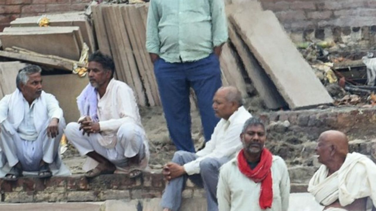 પાકિસ્તાનમાં અંતિમ સંસ્કારની સામગ્રી ખૂબ ખર્ચાળ છે અને તે દરેક જિલ્લામાં જોવા મળતી નથી. સ્મશાનનું મેદાન હોવા છતાં, 80% હિન્દુઓ એટલે કે 70 લાખ હિન્દુ વસ્તી તેમના સ્વજનોના શરીરને બળવાને બદલે દફન કરે છે.