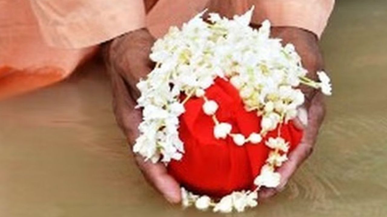 તાજેતરમાં, પાકિસ્તાનથી 400 થી વધુ અસ્થિ ઉર્ને ભારત લાવવામાં આવ્યા છે, જે હરિદ્વારની ગંગા નદીમાં વિસર્જન થશે. આ અસ્થિ અટારી બોર્ડર દ્વારા ભારત પહોંચ્યા છે. આ અસ્થિ 8 વર્ષથી પાકિસ્તાનમાં રાખવામાં આવી હતી.