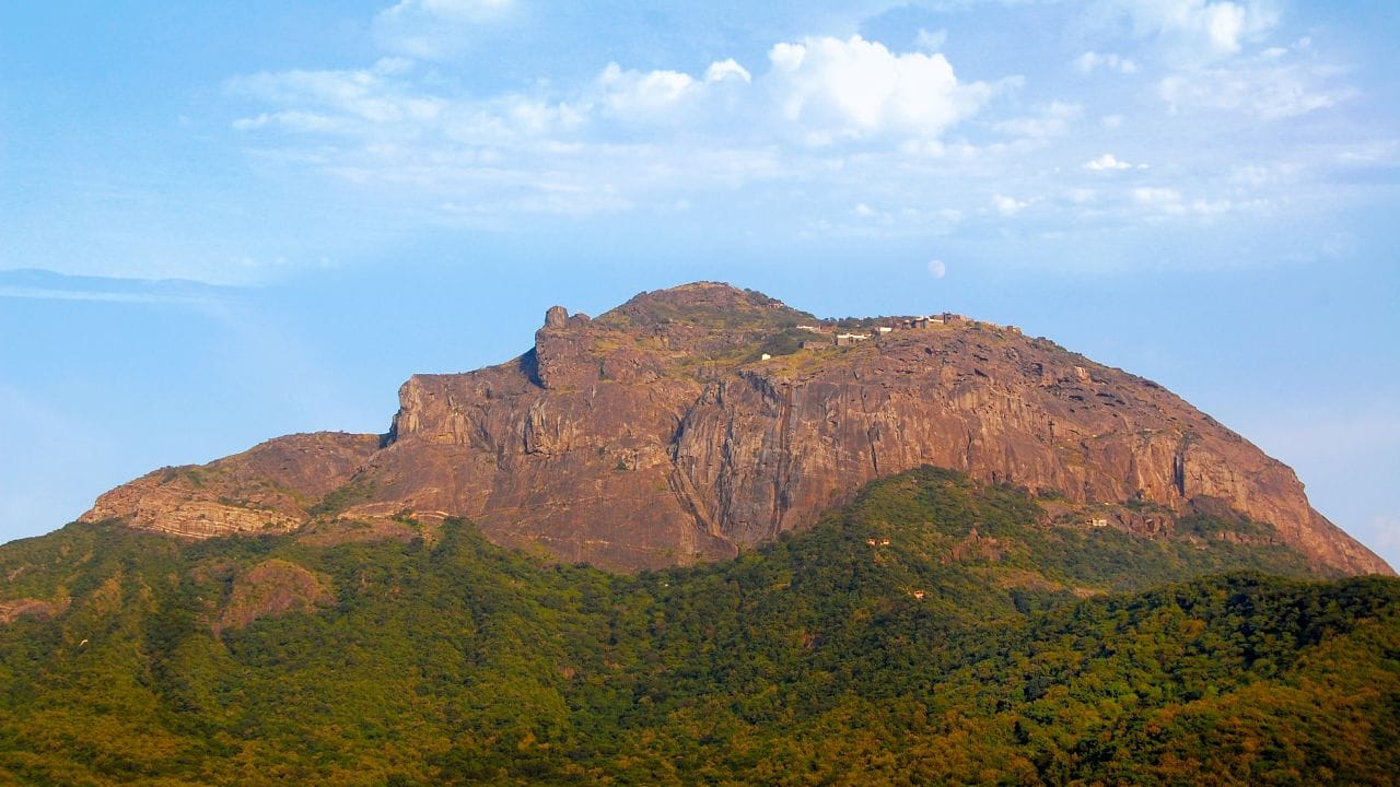 ગુજરાતના સૌરાષ્ટ્ર ક્ષેત્રમાં ગિરનાર પર્વતોની તળેટીમાં આવેલું જૂનાગઢ શહેર, દંતકથાઓમાં લપેટાયેલ ઇતિહાસના ખજાના જેવું લાગે છે.  આ પ્રાચીન શહેરના દુર્લભ સ્થાપત્ય કૌશલ્ય અને ભવ્ય સ્મારકો જોવા લાયક છે. અહીં આવેલો ઉપરકોટ કિલ્લો ઇતિહાસમાં છવાયેલ આવી જ એક ભવ્ય રચના છે. ( Credits: Getty Images )