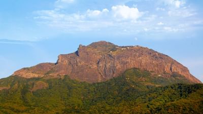 ગુજરાતના સૌરાષ્ટ્ર ક્ષેત્રમાં ગિરનાર પર્વતોની તળેટીમાં આવેલું જૂનાગઢ શહેર, દંતકથાઓમાં લપેટાયેલ ઇતિહાસના ખજાના જેવું લાગે છે. આ પ્રાચીન શહેરના દુર્લભ સ્થાપત્ય કૌશલ્ય અને ભવ્ય સ્મારકો જોવા લાયક છે. અહીં આવેલો ઉપરકોટ કિલ્લો ઇતિહાસમાં છવાયેલ આવી જ એક ભવ્ય રચના છે. ( Credits: Getty Images )