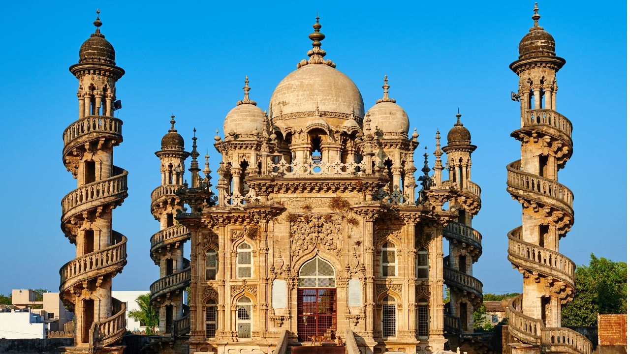 15 ઓગસ્ટ 1947ના રોજ ભારત સ્વતંત્ર થયું ત્યારે જૂનાગઢના નવાબ મુહમ્મદ મહાબત ખાન ત્રીજાએ પાકિસ્તાનમાં જોડાવાની જાહેરાત કરી.પરંતુ જૂનાગઢના લોકો અને નવાબના દિવાન શ્યામલદાસ ગાંધીએ તેનો વિરોધ કર્યો.નવેમ્બર 1947માં, ભારતીય સેનાએ જૂનાગઢ પર કબજો કર્યો અને 20 ફેબ્રુઆરી 1948ના રોજ, જૂનાગઢ ભારતમાં ભળી ગયું. ( Credits: Getty Images )