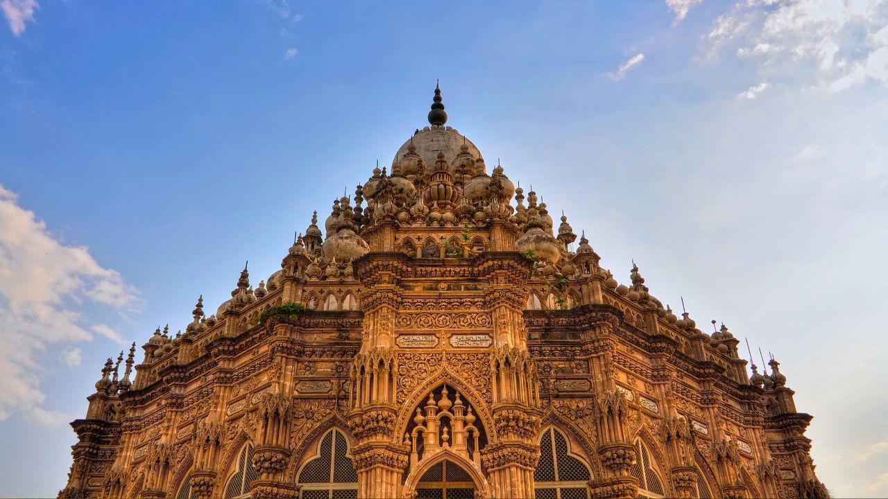 જૂનાગઢનો ઇતિહાસ લગભગ ઇ. સ.300 ની આસપાસ શરૂ થાય છે, જ્યારે તેના પર મૌર્ય સમ્રાટ ચંદ્રગુપ્ત મૌર્યનું શાસન હતું.પ્રખ્યાત સમ્રાટ અશોકએ અહીં અશોકના શિલાલેખો સ્થાપિત કર્યા હતા,જે આજે પણ અસ્તિત્વમાં છે. ( Credits: Getty Images )