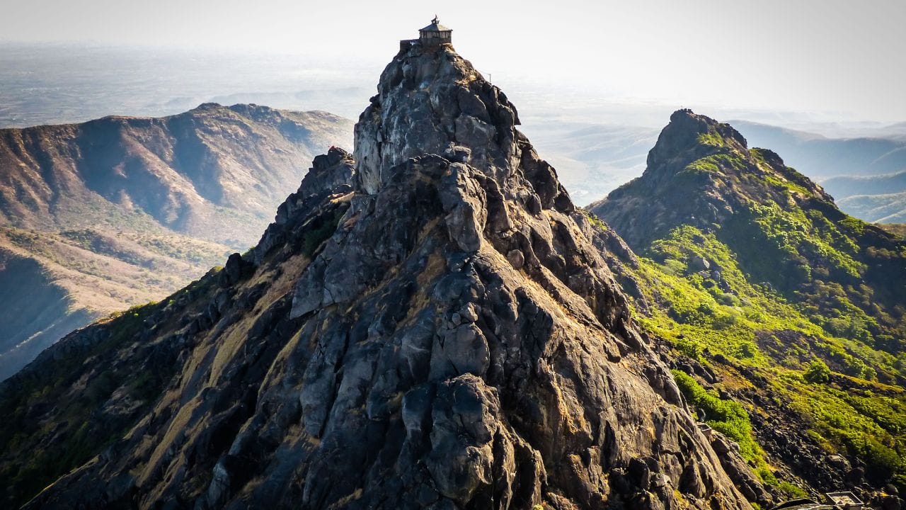 એ જાણવું રસપ્રદ છે કે ગુજરાતમાં બહુ ઓછા સ્થળોએ જૂનાગઢ જેટલી વિવિધતા છે. ગિરનાર પર્વતમાળાની તળેટીમાં સ્થિત જૂનાગઢનું નામ ઉપરકોટ પરથી પડ્યું છે, જે ઇ.સ.320 દરમિયાન ચંદ્રગુપ્ત મૌર્ય દ્વારા બંધાવવામાં આવેલ કિલ્લો હતો. જૂનાગઢ શબ્દનો અર્થ "જૂનો કિલ્લો" થાય છે, આ કિલ્લો શહેરનું મુખ્ય કેન્દ્ર છે. ( Credits: Getty Images )