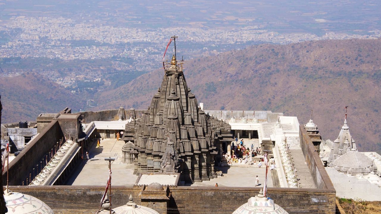 જૂનાગઢ નામ સંસ્કૃત શબ્દ "જૂના" (જૂનો) અને "ગઢ" (કિલ્લો) પરથી પાડવામાં આવ્યું છે, જેનો અર્થ "જૂનો કિલ્લો" થાય છે.ઐતિહાસિક રીતે તેને "ગિરિનગર" પણ કહેવામાં આવતું હતું,કારણ કે તે ગિરનાર પર્વતની તળેટીમાં આવેલું છે.ગુપ્તકાળ દરમિયાન અને ત્યારબાદ અહીં ગ્રીકો-હેલેનિક પ્રભાવ જોવા મળ્યો હોવાથી તેને "યવનનગર" પણ કહેવામાં આવતું હતું. મુઘલ કાળ દરમિયાન તેને "સોરઠ" તરીકે પણ ઓળખવામાં આવતું હતું, જે જૂનાગઢ રજવાડાનો એક ભાગ હતું. ( Credits: Getty Images )