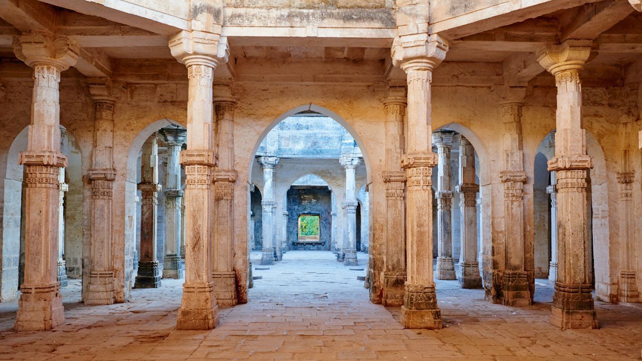 1730માં, નવાબ મુહમ્મદ શેરખાન બાબીએ જૂનાગઢ પર કબજો કર્યો અને બાબી નવાબ વંશની સ્થાપના કરી.બ્રિટિશ શાસન દરમિયાન પણ જૂનાગઢ રજવાડા પોતાની સ્વાયત્તતા જાળવી રાખતા હતા. ( Credits: Getty Images )